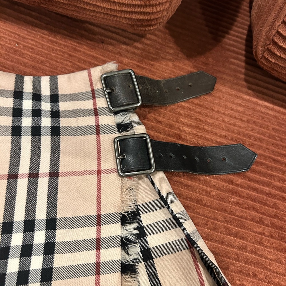 Burberry Vintage Beige Plaid Mini Skirt with Black Lace - Picture 5 of 9